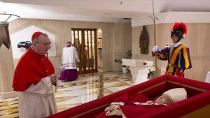 IMAGENS PROIBIDAS: O DESVELAR CHOCANTE do Papa Francisco em seu Último Descanso!