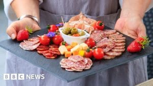 URGENTE: Reino Unido BARRA importações de queijo e carne da UE para salvar a nação de uma epidemia chocante!