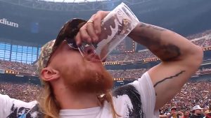 George Kittle Embaralha a WrestleMania: Cerveja na Veia e Celebridades em Fúria!