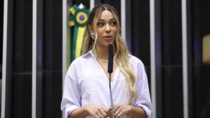 Erika Hilton ATACA narrador da ‘Band’ em POLÊMICA JUDICIAL explosiva!