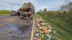 Caminhões Colidem e Travam BR-277: Caos Total no Paraná!