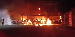 Explosão Infernal: Carro Colide com Ônibus Parado e Chamas Consumem Tudo em Porto Ferreira!