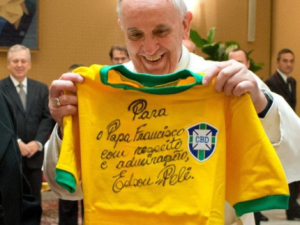“Papa Francisco Humilhado em Vestiário: Pelé Acima de Maradona e Messi!”