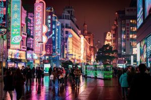 Tarifas da China Explodem e Turistas Indianos Luzem a Salvação! O Futuro do Turismo Está em Jogo!