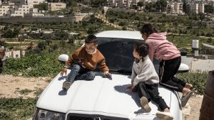 Guerra na Cisjordânia: Crianças Palestinas Flee em Meio ao Horror!