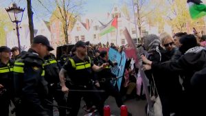 Choque em Amsterdã: Polícia Reprime Manifestantes Pró-Palestina com Bastões – O Que Está Acontecendo?