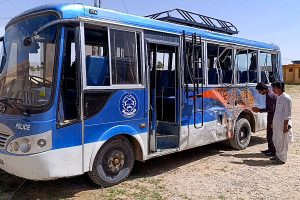 Polícia do Paquistão em Ataque Brutal: Bombardeio de Ônibus Deixa 3 Mortos!