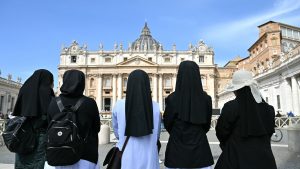 CHOCANTE: Vaticano em LUTO! Papa Francisco Morre e Visitantes Ficam Desesperados!