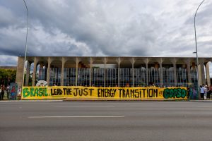 Choque em Brasília: Ativistas Lançam Cinzas da Amazônia em Protesto Explosivo!