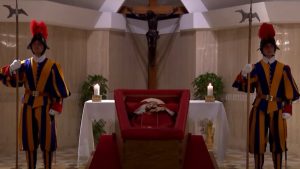 Escândalo Inédito: Caixão do Papa em Desfile Polêmico pela Basílica de São Pedro!