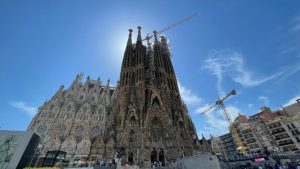 Guerra Santificada: Papa Lança Canalha de Gaudí ao Céu em Meio à Tempestade Política!