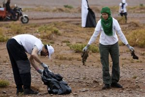 Marrocos Entra em Guerra Contra a Poluição: Voluntários Lançam Missão Chocante no Sahara!