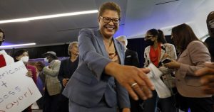 Karen Bass em Xeque: Quem Vai Destronar a Rainha da Treta em 2026?