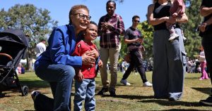 Karen Bass em Perigo: Orçamento em Crise e Conflitos Explodem!