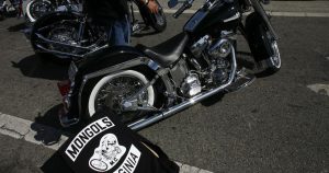Motociclista em Conflito! Assassinato Chocante de Rival Abala a Política Local!