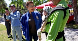 Orçamento Bombástico de La Karen Bass: 5 BOMBAS que Poderão Explodir a Cidade!