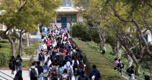 Califórnia IGNORA Trump e corta DEI das escolas: BOMBÁSTICO confronto!