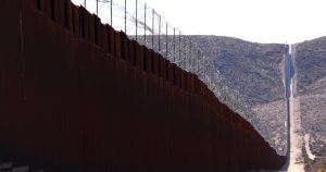 URGENTE: Trump Manda Acelerar Construção da Polêmica Parede Fronteiriça na Califórnia!
