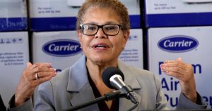 Fogo no Palácio: Prefeito Karen Bass em Queda Livre Após Incêndios Desastrosos!