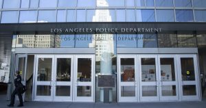 Polícia de Los Angeles RESGATA a cidade após homem atirar em helicóptero e é EXECUTADO em resposta!
