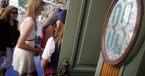 DESCUBRA os SEGREDOS CHOCANTES do Clube Disneyland 33: a POLÊMICA que Está Explodindo na Política!