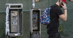 Desaparecimento Bombástico: Telefones Pagos de LA Sumiram em Meio à Treta Política!