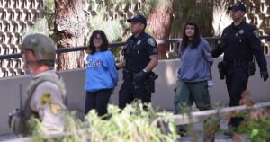 UCLA: Estudantes Presos em Manifestações Retornam à Liberdade com Telefones de Volta – O Que Eles Revelarão?