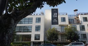 Crise Imobiliária em LA: Caos e Escândalos na Construção de Habitação!