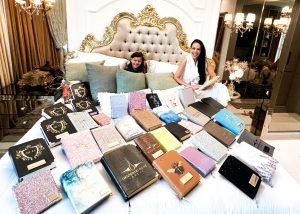 Escândalo Espiritual: Bíblias de Luxo Com Ouro e Glitter Faturam Até R$ 100 Mil/Mês!
