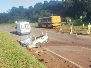 Tragédia na Estrada: Motorista Perde a Vida em Horroroso Acidente entre Ônibus e Carro!