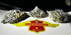 Três Bolivianos em Crise: Capturados com Cápsulas de Cocaína em Escândalo de Tráfico Internacional!