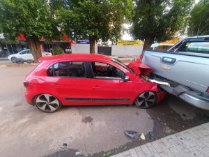 Motorista Embriagado e de Tornozeleira Eletrônica Encapada em Papel Alumínio Colide com Caminhonete!