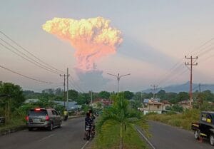 <p><strong>ERUPÇÃO IMPACTANTE! Vulcão Mount Lewotobi da Indonésia EXPLODE e gera ALERTA MÁXIMO!</strong></p>